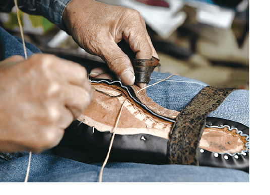 三陽山長で靴作りを行うのは、キャリアを持ったベテランの職人たちです。